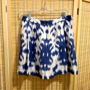 Vineyard Vines blue and white skirt. Size 2. With pockets!